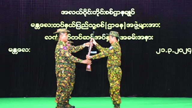 မန္တလေးအခြေစိုက် ပြည်သူ့စစ်တပ်ဖွဲ့ဝင်တွေကို စစ်ကောင်စီက လက်နက်တပ်ဆင်ပေးနေတဲ့အခမ်းအနား (ပုံဟောင်း)