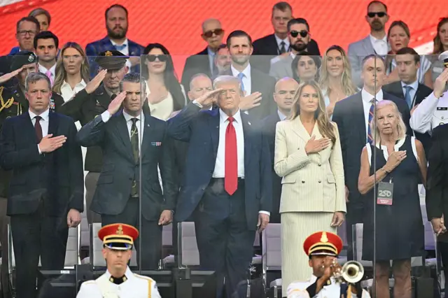 El Presidente de EE.UU. Donald Trump saluda el desfile militar, acompañado por su esposa Melania, y su Secretario de Defensa Pete Hegeseth