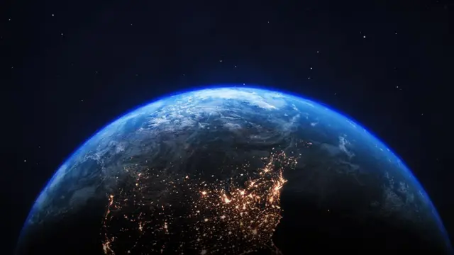 地球的影像,远方闪烁着星光与光亮的迹象