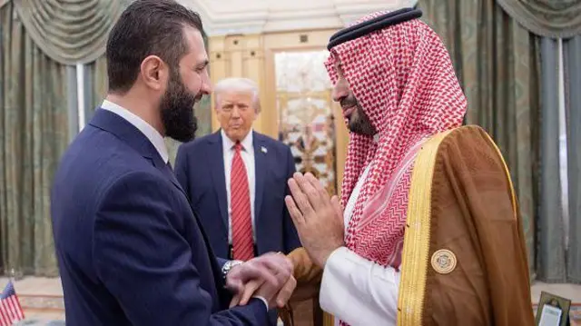 Suudi Arabistan Veliaht Prensi Muhammed bin Salman ve Ahmed eş-Şara Riyad'da el sıkışıyor, Donald Trump onlara bakıyor - 14 Mayıs 2025
