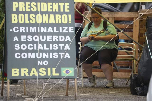 Imagem mostra faixa com os dizeres 'Presidente Bolsonaro! Criminalize a esquerda socialista comunista no Brasil' no acampamentoplataformas de apostas desportivasBrasília