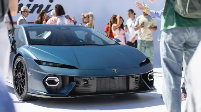 لامبورگینی تمراریو در مراسمی در هفته خودروی مانتری در آمریکا رونمایی شد