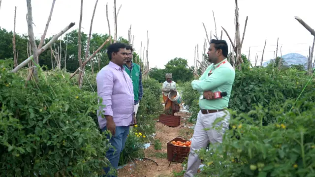 రైతుతో మాట్లాడుతున్న బీబీసీ ప్రతినిధి