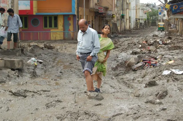સુરતમાં પૂર બાદ ઠેરઠેર પાણી સાથે વહી આવેલા કાદવ અને કચરાના ઢગ જોવા મળ્યા હતા
