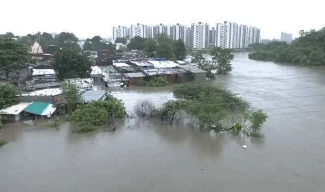 વડોદરામાં ભારે વરસાદને કારણે કેટલાક વિસ્તારો પાણીમાં ગરકાવ થઈ ગયા છે