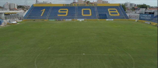 Campo do Estádio Boca  do Lobo com arquibancada ao fundo