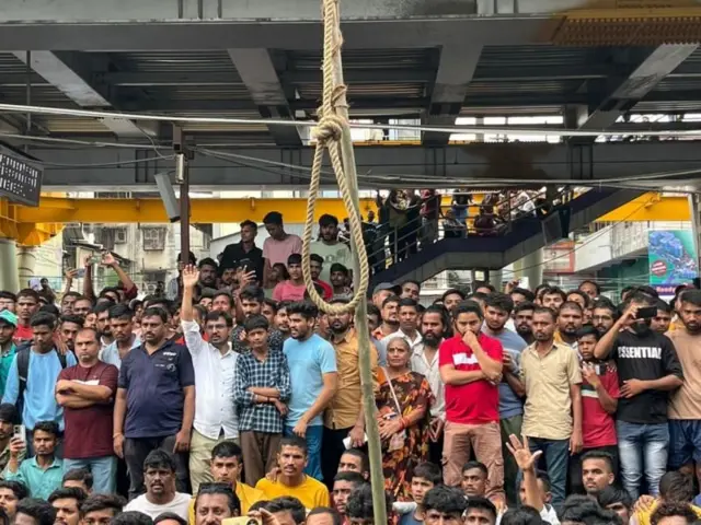 ਬਦਲਾਪੁਰ ਰੇਲਵੇ ਸਟੇਸ਼ਨ ਉੱਤੇ ਲੋਕਾਂ ਦਾ ਇਕੱਠ