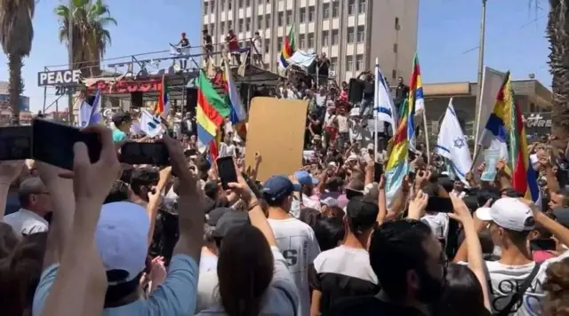 متظاهرون دروز في السويداء يرفعون أعلامهم وأعلام إسرائيل.