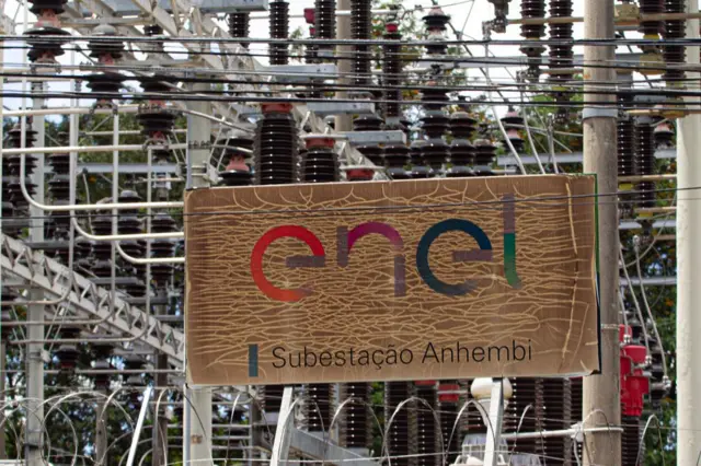 Placa com logo da Enel e informação 'Subestação Anhembi'