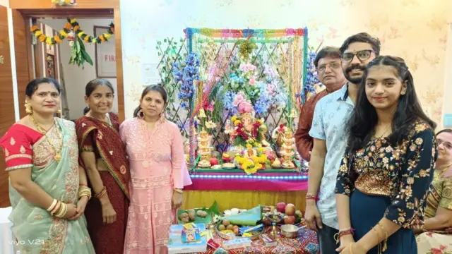  (જમણીથી ડાબી તરફ) શર્મિલાબહેન, જયશ્રીબહેન, મિતાલી, અમૃતલાલ, દીક્ષિત અને મહેક