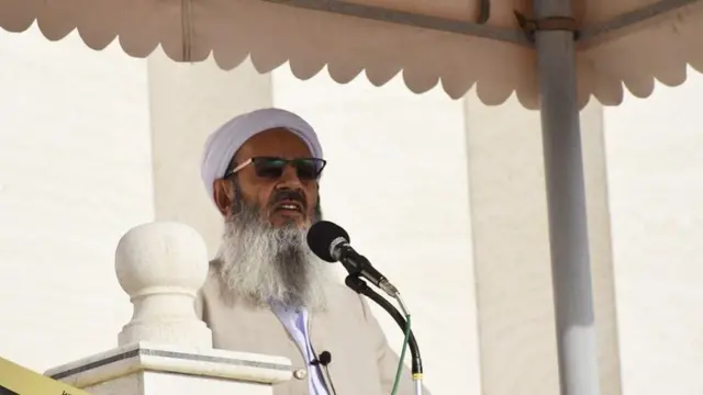 امام جمعه اهل سنت زاهدان گفته است به جای مذهب، قومیت یا جنسیت، مهم کارایی رئیس‌جمهور آینده است