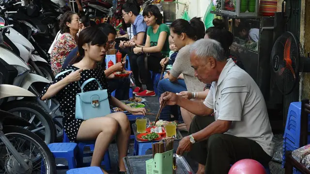 Quán ăn bình dân vỉa hè