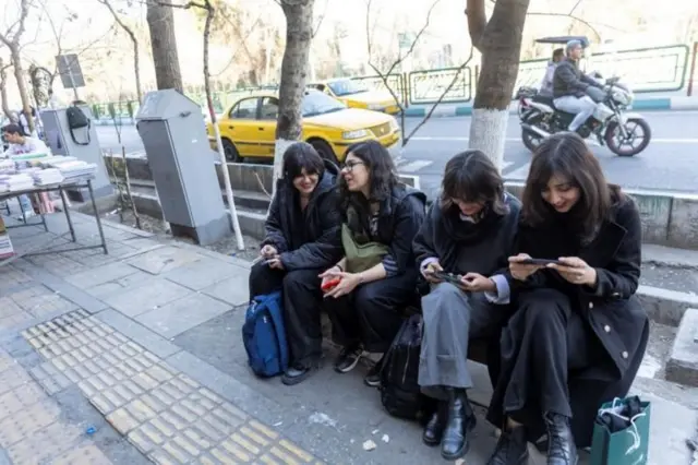 "அரசாங்கத்தின் சார்பாகவும் நாங்கள் உதவிகளை வழங்கி வருகிறோம். இரானில் நிலைமை சரியாகும் வரை... அவர்கள் அங்கு பாதுகாப்பாகச் செல்லும் வரை நாங்கள் பொறுப்பேற்றுக்கொள்வோம்," என்று மாவட்ட வருவாய் அலுவலர் பிபிசியிடம் கூறினார்.
