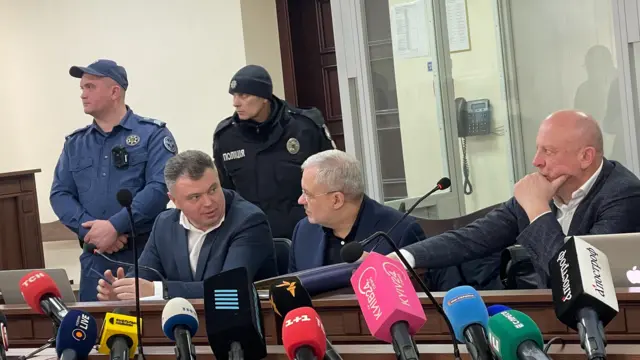 Ексміністр Галущенко разом зі своїми захисниками під час судового засідання ВАКС 17 лютого 2026 року