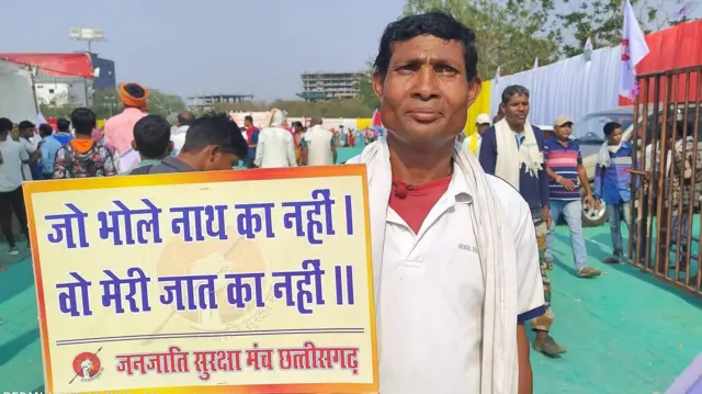 ख्रिश्चन वा अन्य धर्म स्वीकारला आहे अशा आदिवासींना अनुसूचित जमातींच्या यादीतून बाहेर करावं, या मागणीनं आदिवासी पट्टा दुभंगला आहे.