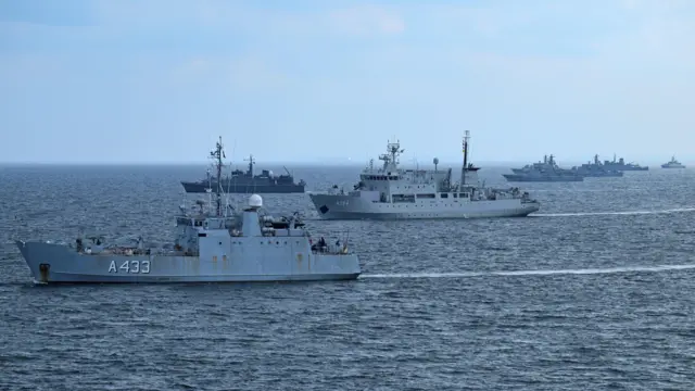 Po Morzu Bałtyckim krążą liczne okręty wojenne NATO różnych typów i rozmiarów.