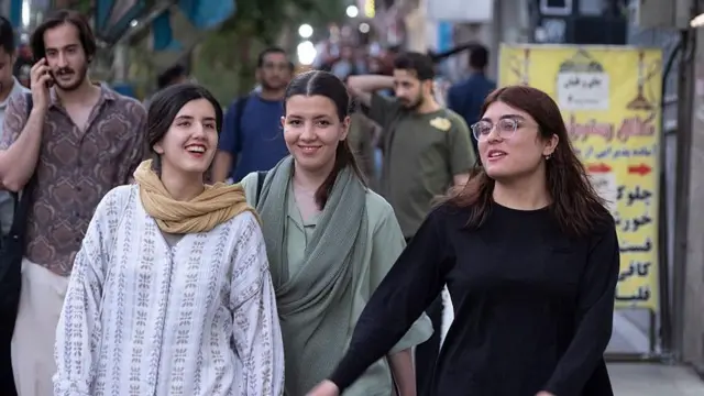 तेहरान की सड़कों पर चलते आम लोग