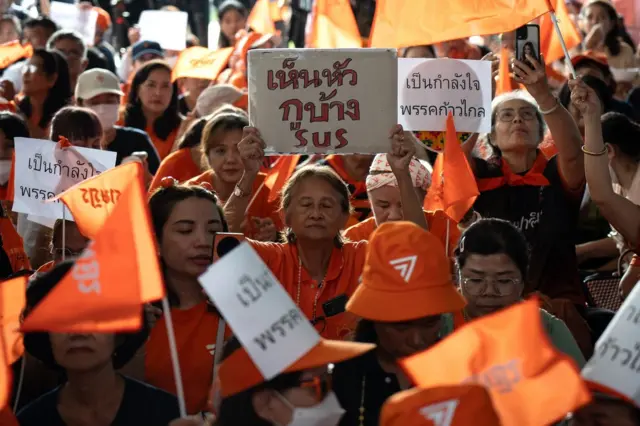 ผู้สนับสนุนพรรคก้าวไกลไปรอติดตามและให้กำลังใจนักการเมืองของพรรค 7 ส.ค.