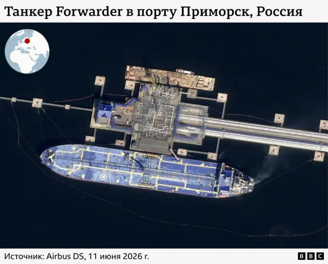 Спутниковый снимок, на котором видно, что «Forwarder» пришвартован у нефтебазы в Приморске, Россия.