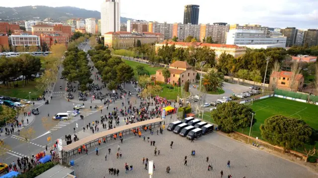 تصویر آکادمی لاماسیا در مرکز این تصویر که از فراز ورزشگاه نوکمپ گرفته شده است