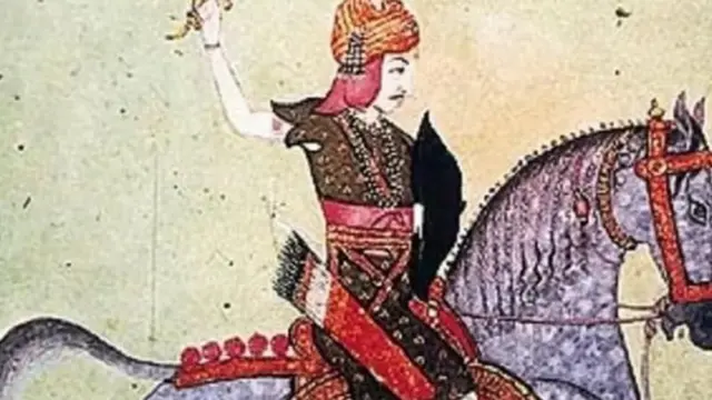 குதிரை மீது அமர்ந்திருக்கும் ஒரு வீரர் 