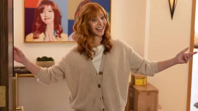 Кадр із серіалу "Повернення" - жінка з довгим рудим хвилястим волоссям розводить руками і сміється