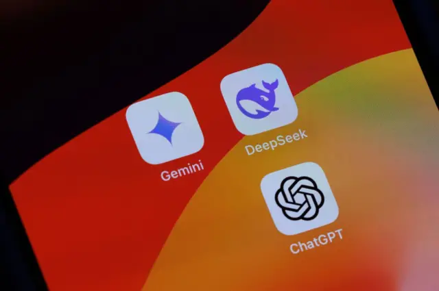 Pantalla de un celular con las aplicaciones Gemini, DeepSeek y ChatGPT