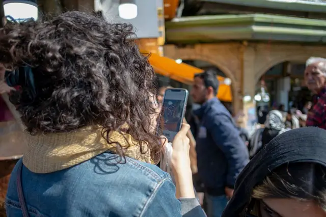 احتمالات و بررسی‌هایی درباره نحوه ارسال پیامک‌ها وجود دارد اما هیچ نهادی مسئولیت آنها را به عهده نگرفته است