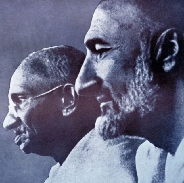 ਮਹਾਤਮਾ ਗਾਂਧੀ (ਖੱਬੇ) ਦੇ ਨਾਲ ਸੀਮਾਂਤ ਗਾਂਧੀ (ਸੱਜੇ)