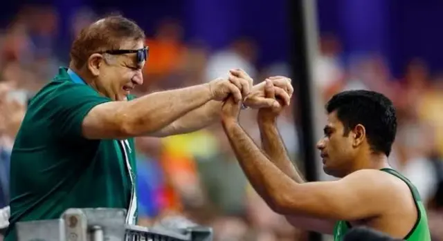 ارشد ندیم اپنے کوچ کے ہمراہ