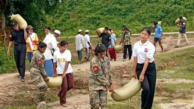 ရခိုင်က ရေဘေးသင့်လူထုကို အေအေရဲ့ ကယ်ဆယ်ရေးအဖွဲ့တွေ ကူညီထောက်ပံ့နေတဲ့ မြင်ကွင်း