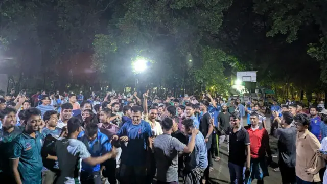 হলপাড়ায় ডিজে গান ছেড়ে ১৫ই অগাস্ট উদযাপন করেন ঢাকা বিশ্ববিদ্যালয়ের শিক্ষার্থীরা