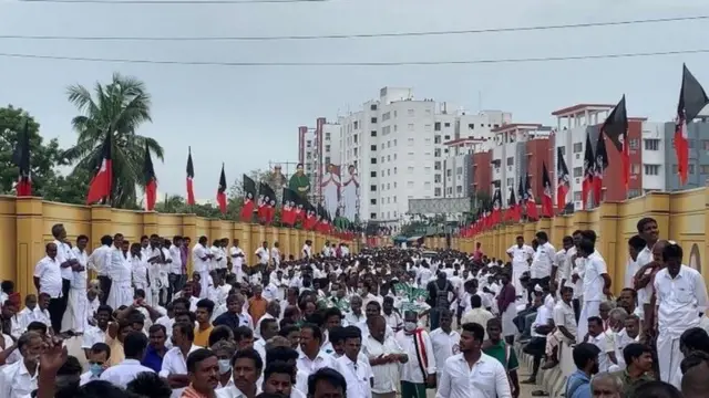 அதிமுக தொண்டர்கள்