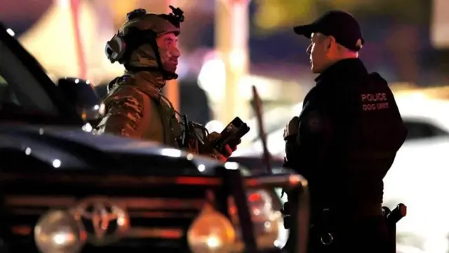 La policía está trabajando activamente en la zona para para despejar lo que podrían ser artefactos explosivos improvisados (IED).