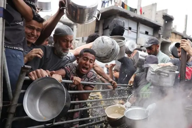 गाझामध्ये अन्नसंकट आणखी भीषण होत चाललंय, लोकांची अन्नासाठी उडालेली झुंबड.