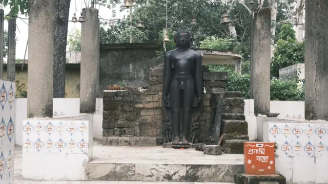 মানবাজার থানার পাকবিড়রা 'ভৈরব মন্দির'-এ শিব হিসেবে পূজিত হচ্ছে জৈন তীর্থঙ্করের মূর্তি