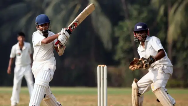MUMBAI, INDIA - NOVEMBER 8, 2011: Rizvi Springfield's Prithvi Shaw hits the ball in a Harris Shield Match against Anjuman. (Photo by Kunal Patil/Hindustan Times via Getty Images) මුම්බායි, ඉන්දියාව - නොවැම්බර් 8, 2011: අන්ජුමාන්ට එරෙහිව හැරිස් පළිහ තරගයකදී රිස්වි ස්ප්‍රින්ග්ෆීල්ඩ්ගේ ප්‍රිත්වි ෂෝ පන්දුවට පහර දෙයි. (ඡායාරූපය Kunal Patil/Hindustan Times මගින් Getty Images)