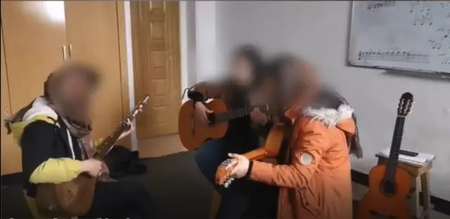 مرجان می‌گوید حالا تنها جایی که برایش خوش می‌گذرد شرکت در این کلاس موسیقی است