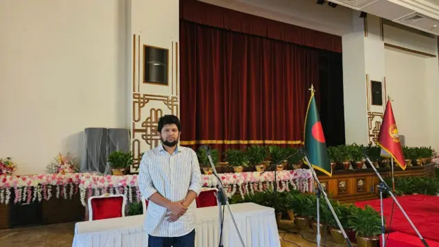 বঙ্গভবনের দরবার হলে মাহফুজ আলম