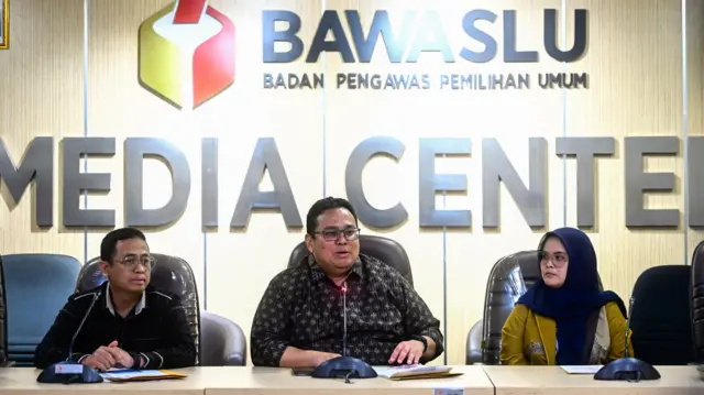 Ketua Bawaslu Rahmat Bagja (tengah) didampingi anggota Bawaslu Puadi (kiri) dan Lolly Suhenty (kanan) 