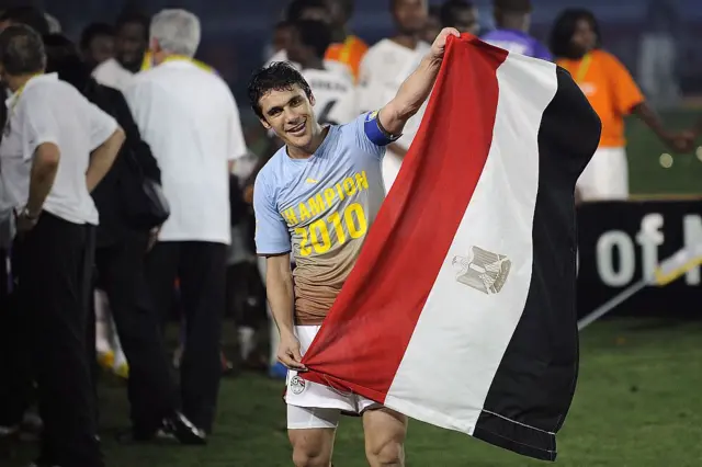 Ahmed Hassan capitaine de l'Égypte, brandit le drapeau égyptien avant de recevoir le trophée de la Coupe d'Afrique des Nations après la victoire de son équipe en finale de la CAN 2010 au stade du 11 novembre à Luanda, en Angola, le 31 janvier 2010. 