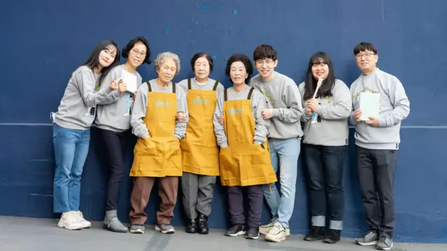 러블리페이퍼는 폐지 수거 노인으로부터 높은 단가로 매입한 폐지를 주재료로 한 캔버스아트를 제작하는 업사이클 기업이다