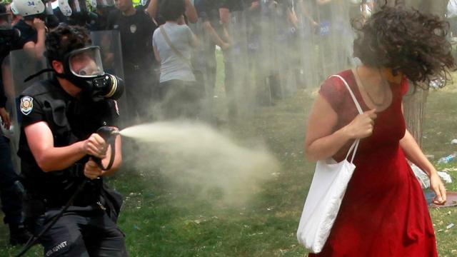 La mujer de rojo, Turquía, 2013