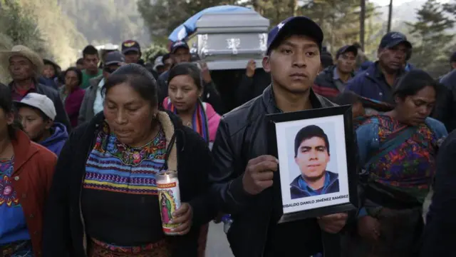 Marcha funeraria por uno de los migrantes asesinados en Tamaulipas