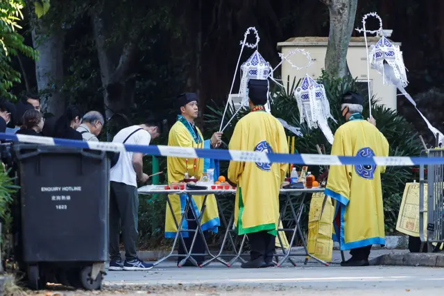 2025年12月1日，香港大埔，宏福苑罹难者家属到场路祭。