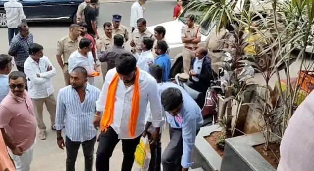 कराची बेकरी तोडफोड करताना