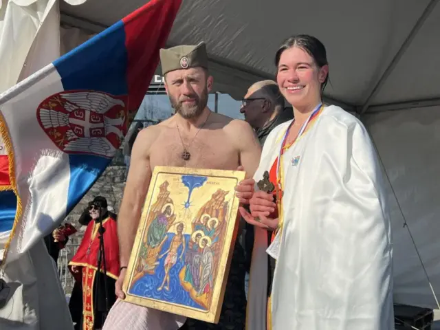 богојављање у земуну, пливање за часни крст у земуну на богојављање, девојка прва допливала до часног крста у земуну