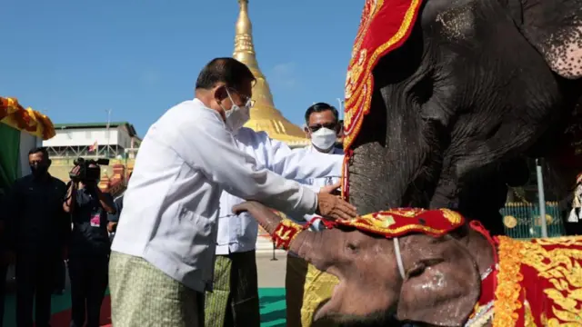 ဗိုလ်ချုပ်မှူးကြီး မင်းအောင်လှိုင် နဲ့ ဆင်ဖြူတော် “ရဋ္ဌနန္ဒက”