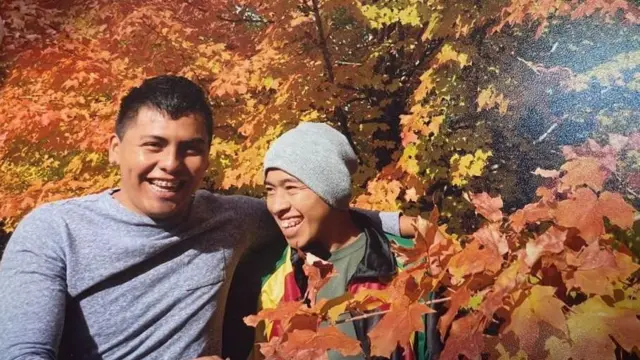 Carmelo se ríe junto a un compañero. 