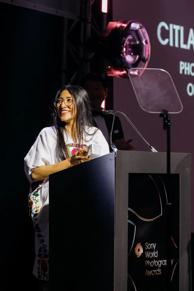 La artista Fabián al momento de recibir el premio.